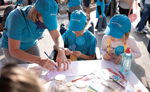 Volunteer drawing with children